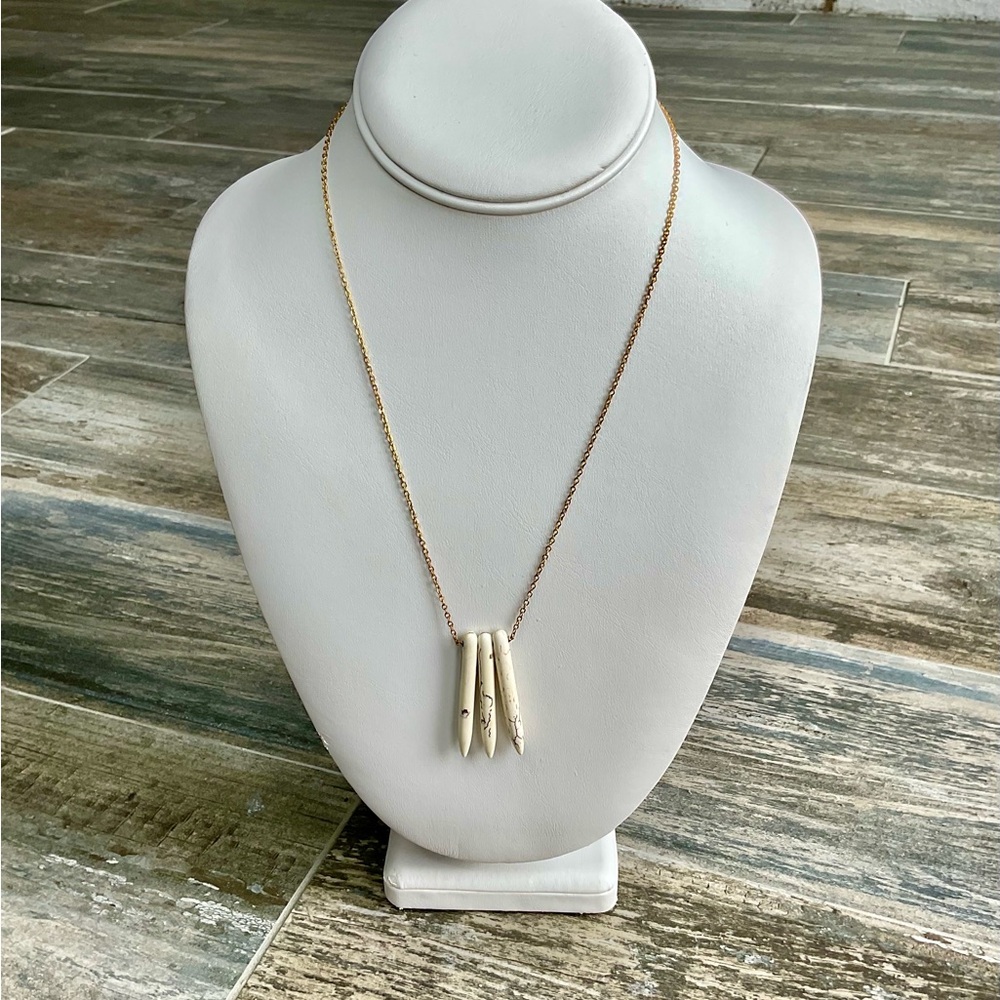 Elegant Gold Pendant Necklace